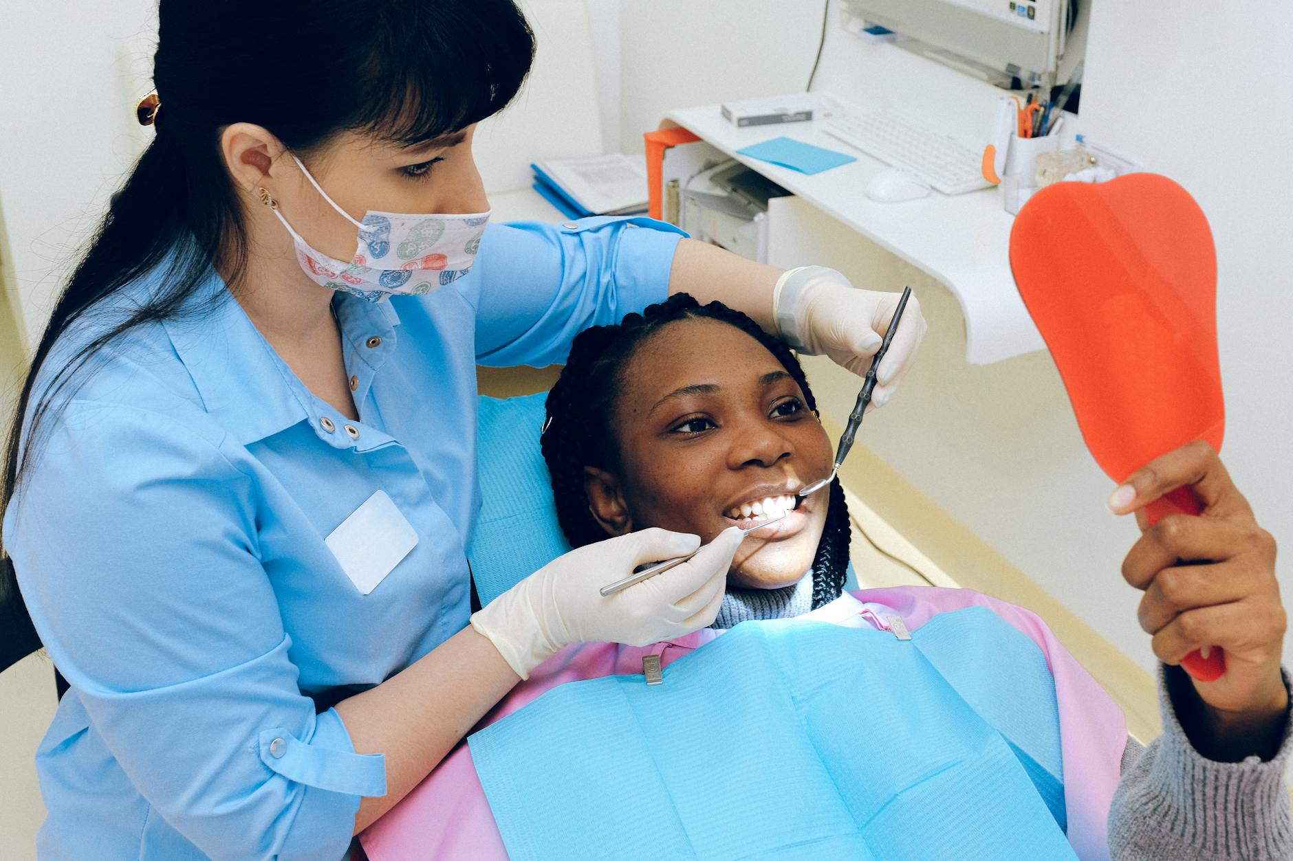 mulher com dentista mulher