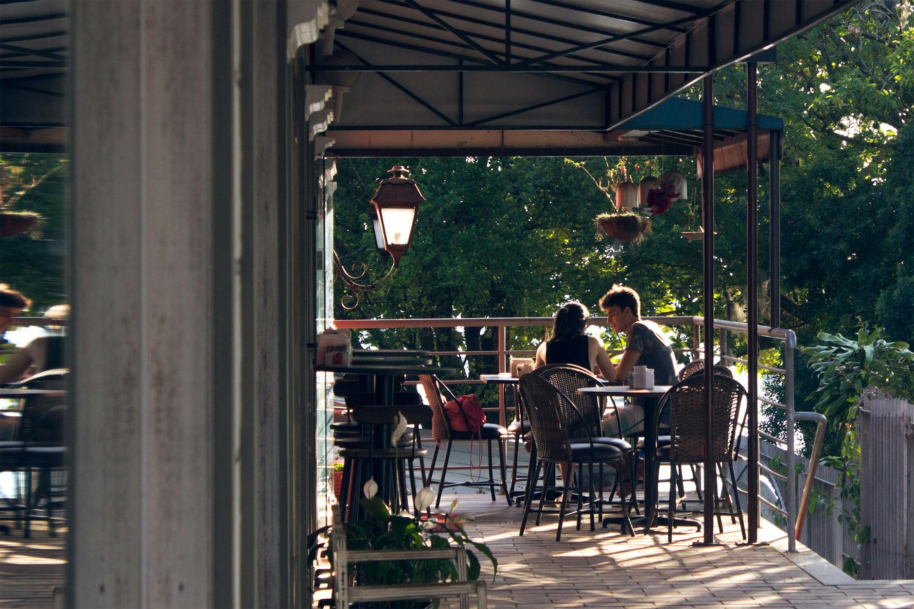 homem e mulher românticos em mesa de restaurante 