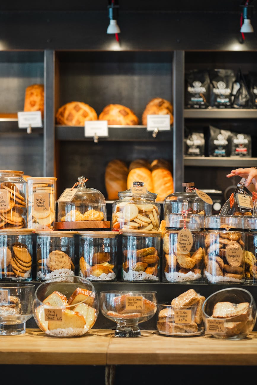 cafe chez cousin a quebec pot en verre avec des biscuits et des gateaux