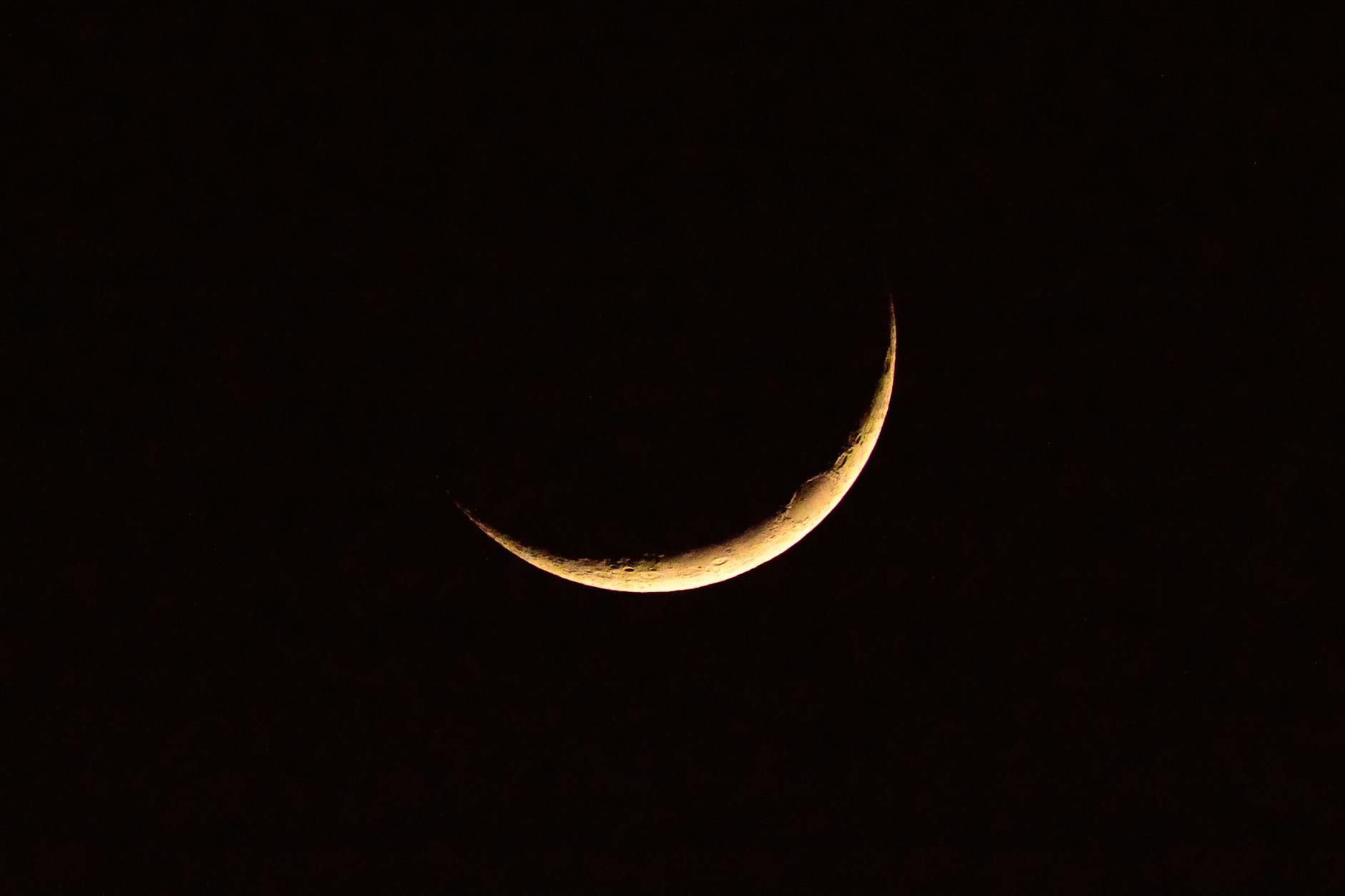 lua crescente amarela no céu escuro