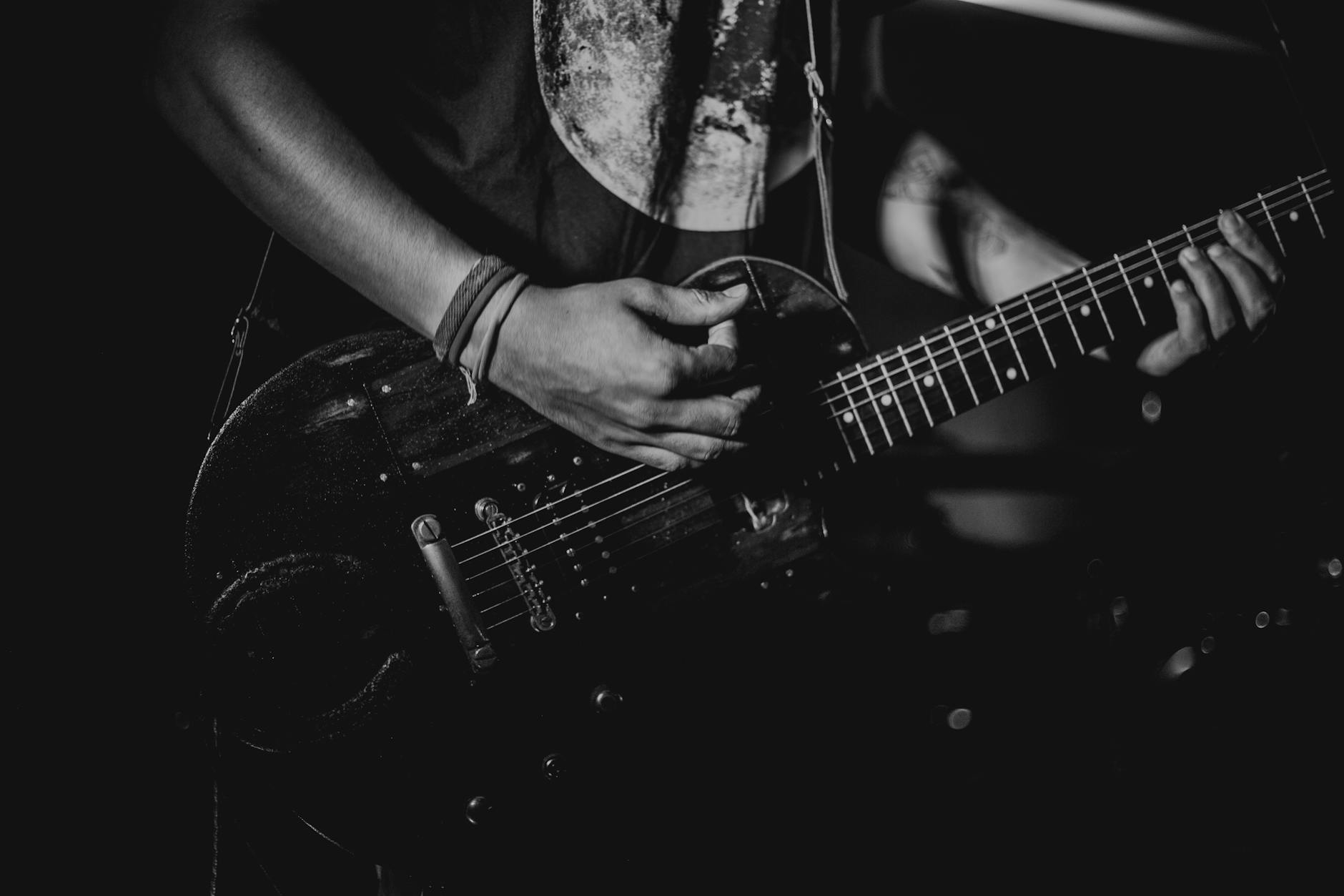 Homem tocando guitarra