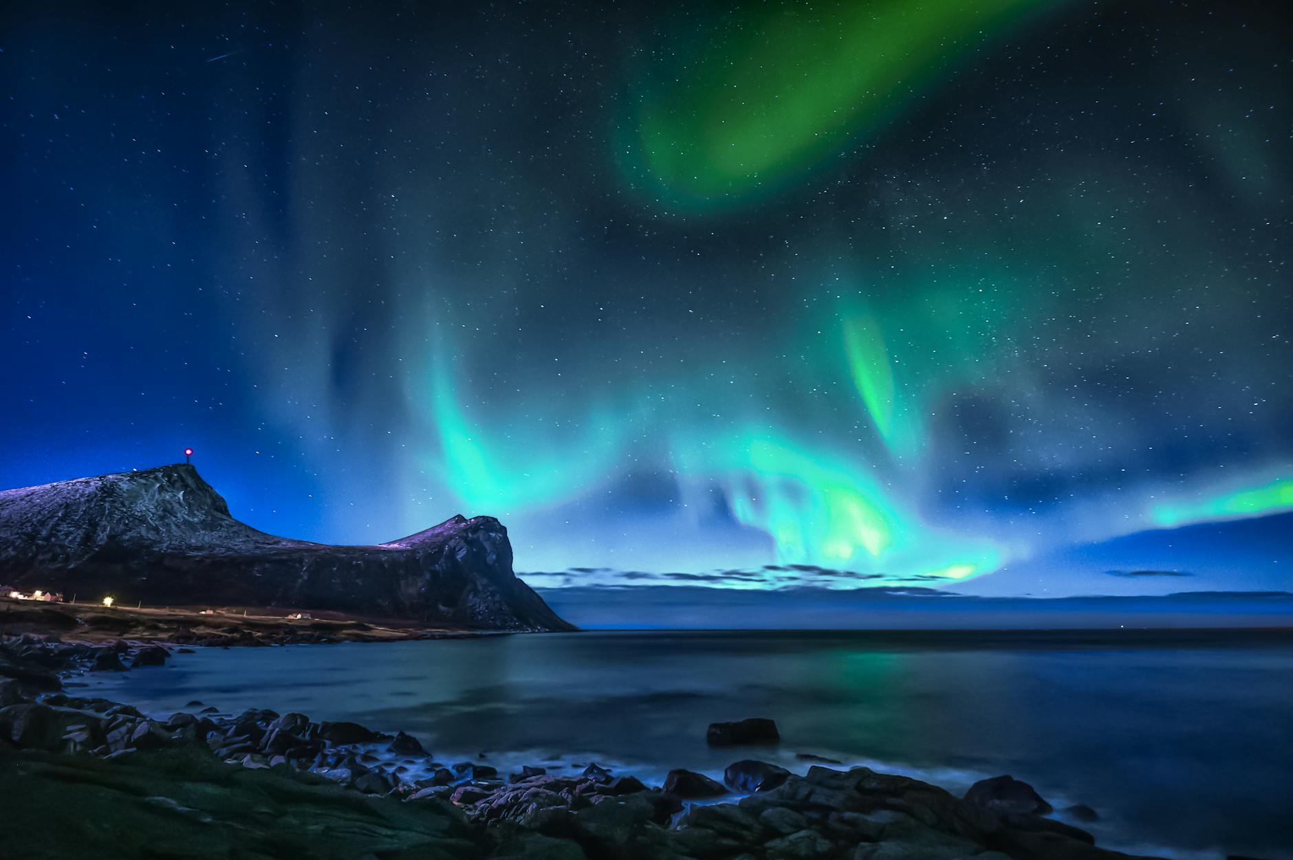 luzes verdes da aurora bureal acima de rochas durante a noite