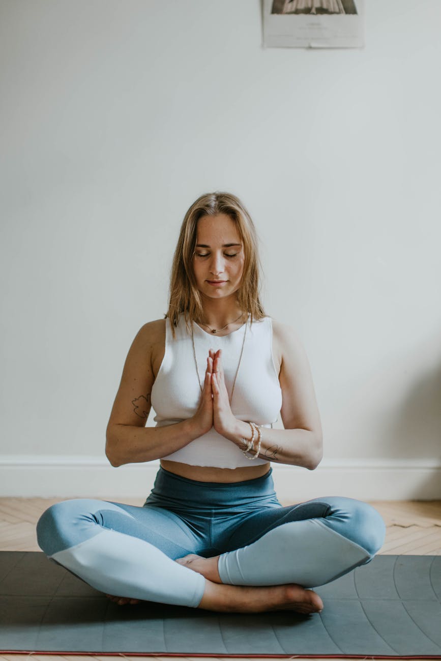 mulher fazendo yoga