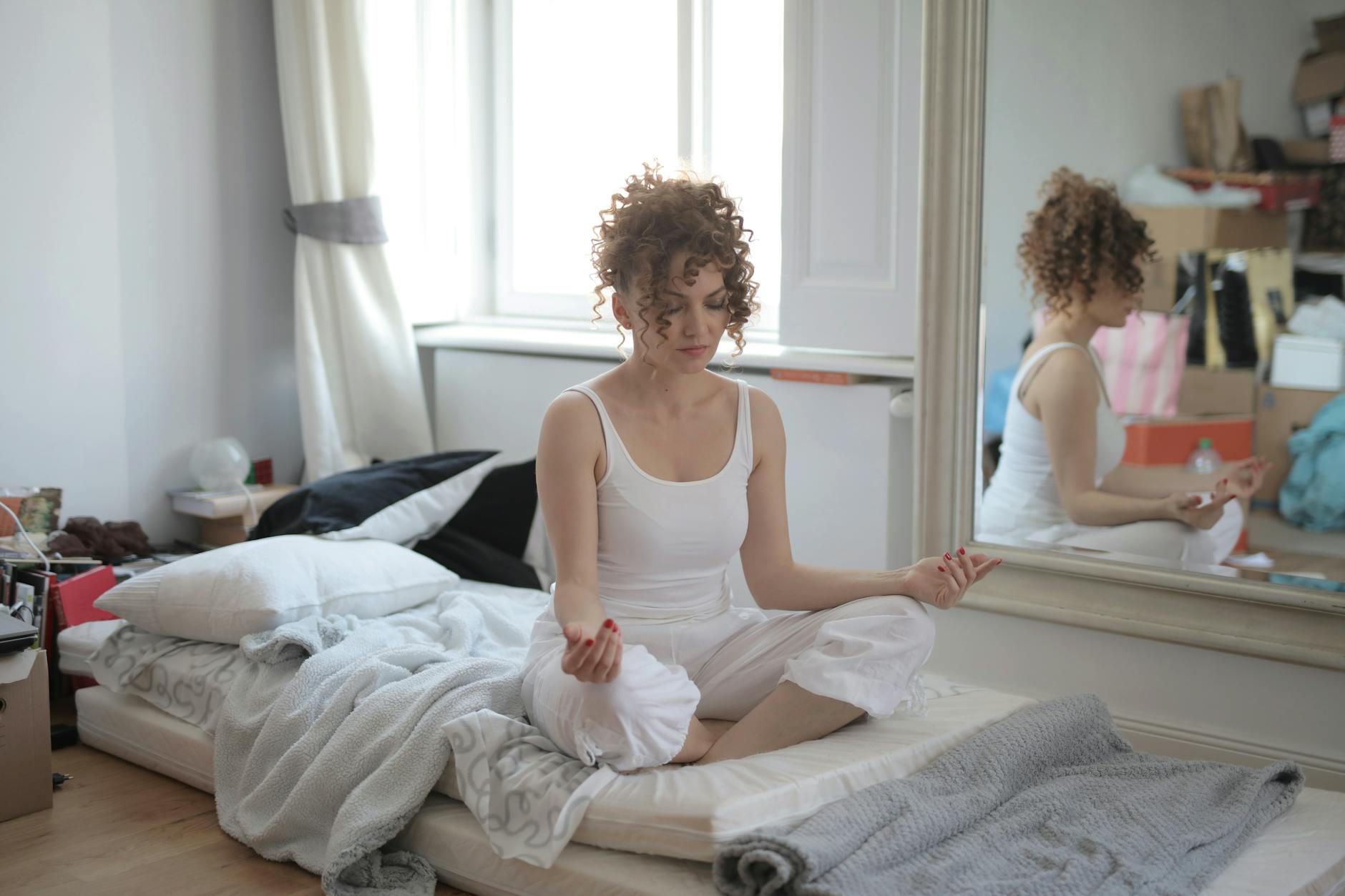 mulher praticando meditação antes de dormir