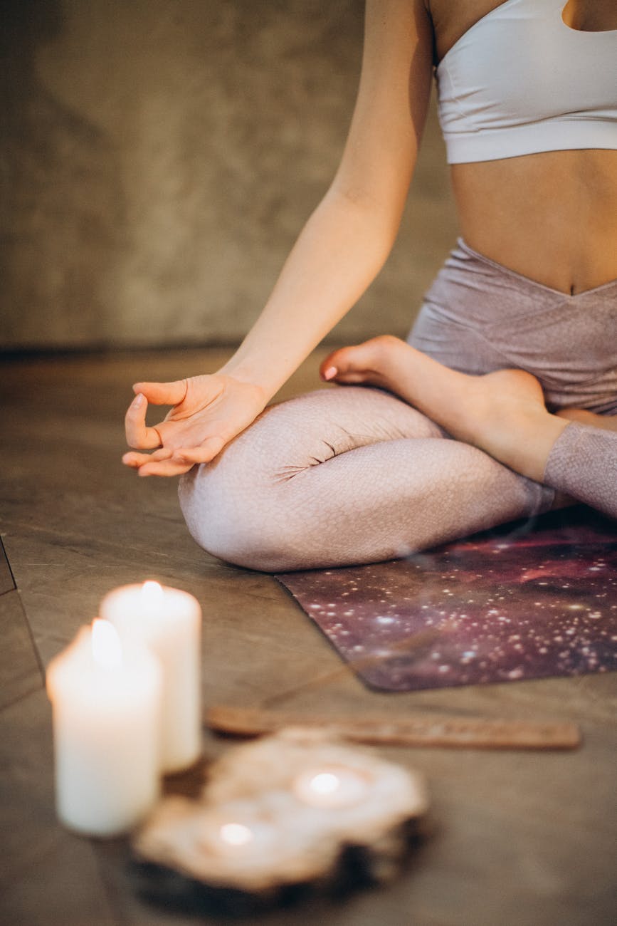 Mulher meditando