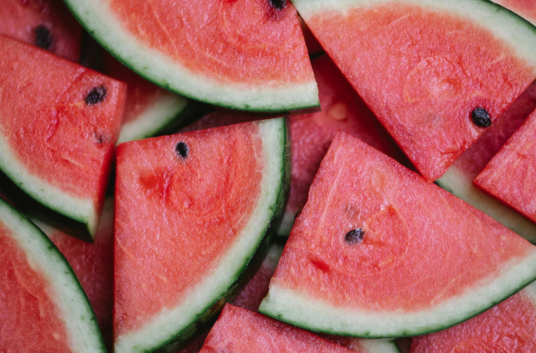 pedaços de melancia com suco fresco